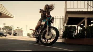 Ella es una chica rebelde, motera y guapÃ­sima.