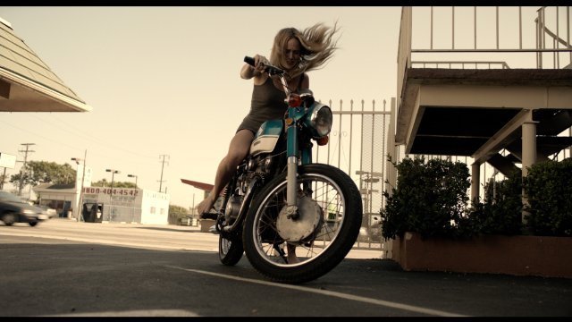 Ella es una chica rebelde, motera y guapÃ­sima.