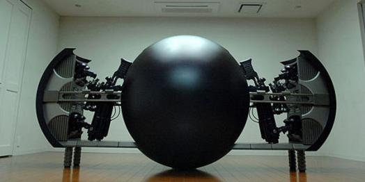 En 2001 era un monolito, en Gantz una esfera